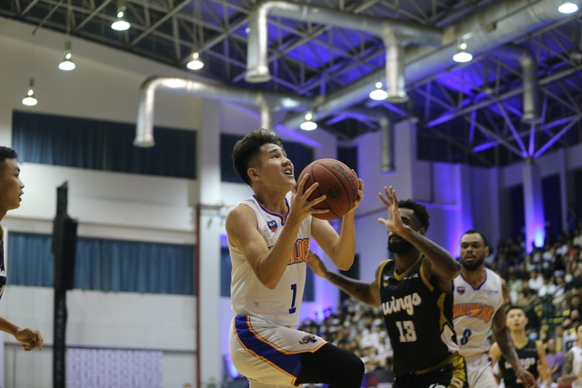 Hanoi Buffaloes bóp nghẹt Ho Chi Minh City Wings, giành vị trí thứ hai trên BXH VBA 2022 - Ảnh 3.