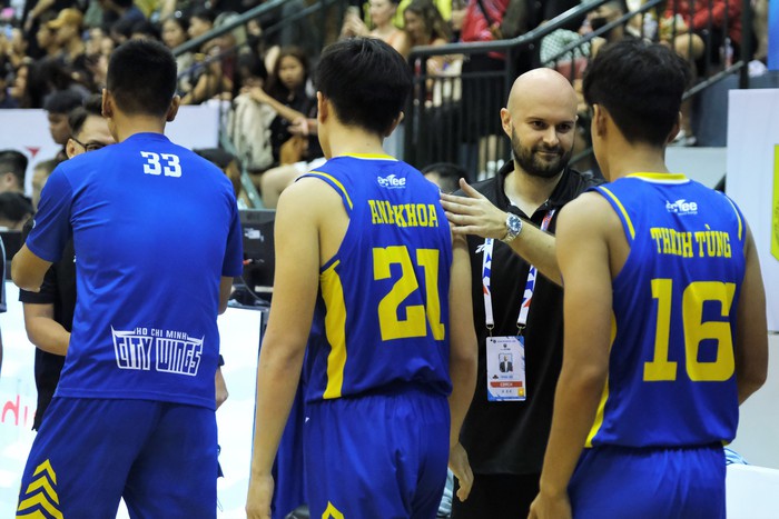 HLV Predrag Lukic bất ngờ với cổ động viên Thang Long Warriors: "Còn đông hơn tại Hà Nội" - Ảnh 3.