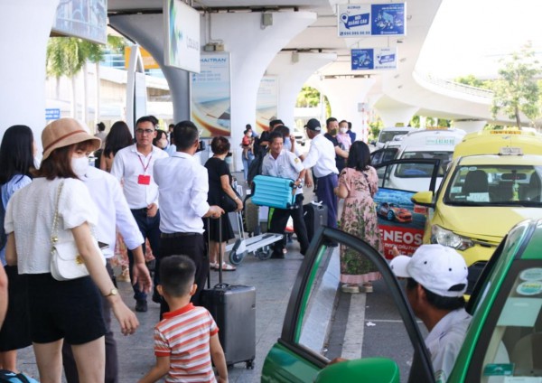 Sân bay Đà Nẵng chật kín người, tài xế taxi 