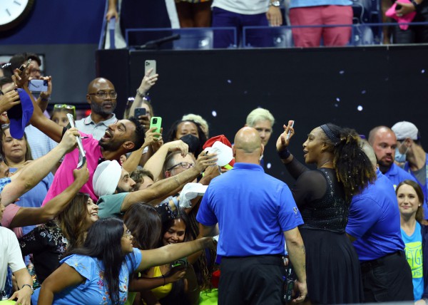 Hạ hạt giống số 2, Serena Williams khiến rất đông người hâm mộ tiếp tục chờ đợi