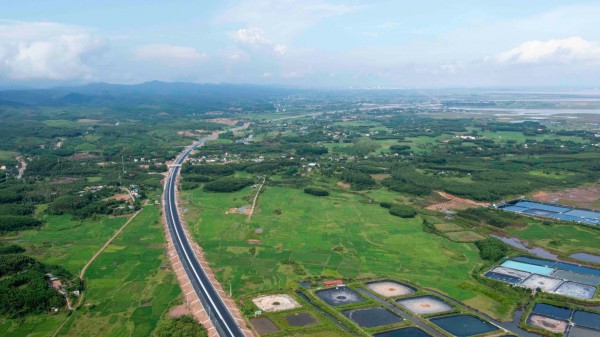 Cảnh đẹp ngoạn mục trên cao tốc Vân Đồn - Móng Cái trong ngày khánh thành