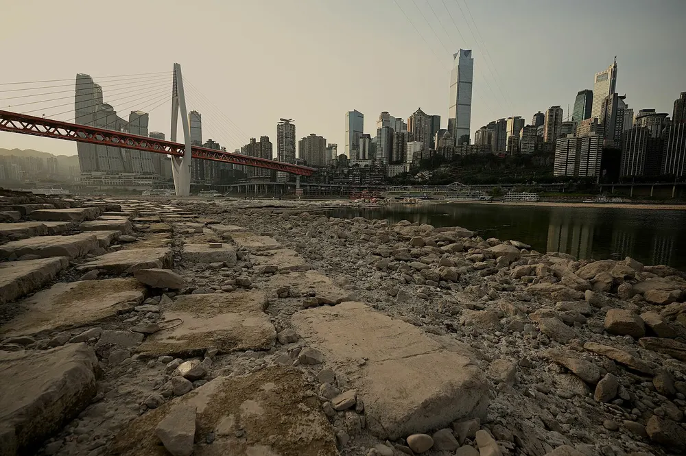 Hạn hán khiến con sông dài thứ 3 thế giới khô cạn: Đến cát dưới lòng sông còn lộ ra - Ảnh 2.