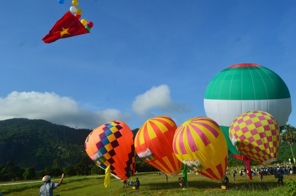 Hàng ngàn người miền Tây chờ đợi nhưng khinh khí cầu không bay được do gió lớn