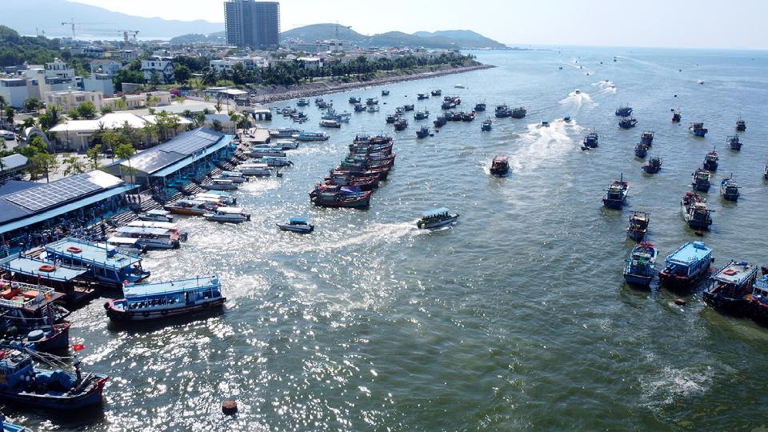 Hàng chục ngàn du khách đổ về bãi biển Đà Nẵng, Nha Trang, Mũi Né