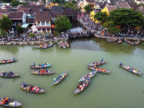 Hàng vạn du khách 