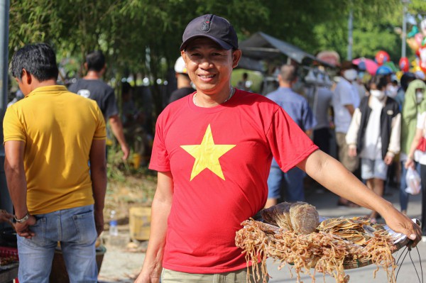 Hàng ngàn người Huế và du khách xem đua ghe vui tết Độc lập trên sông Hương