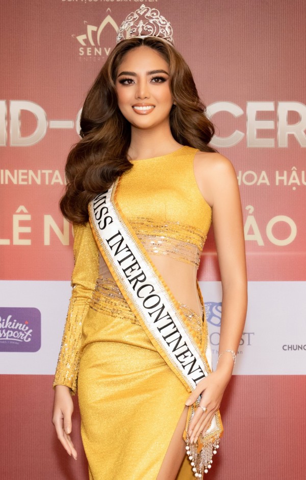 Dàn hoa hậu Việt và Miss Intercontinental lộng lẫy trao sash cho Bảo Ngọc thi quốc tế