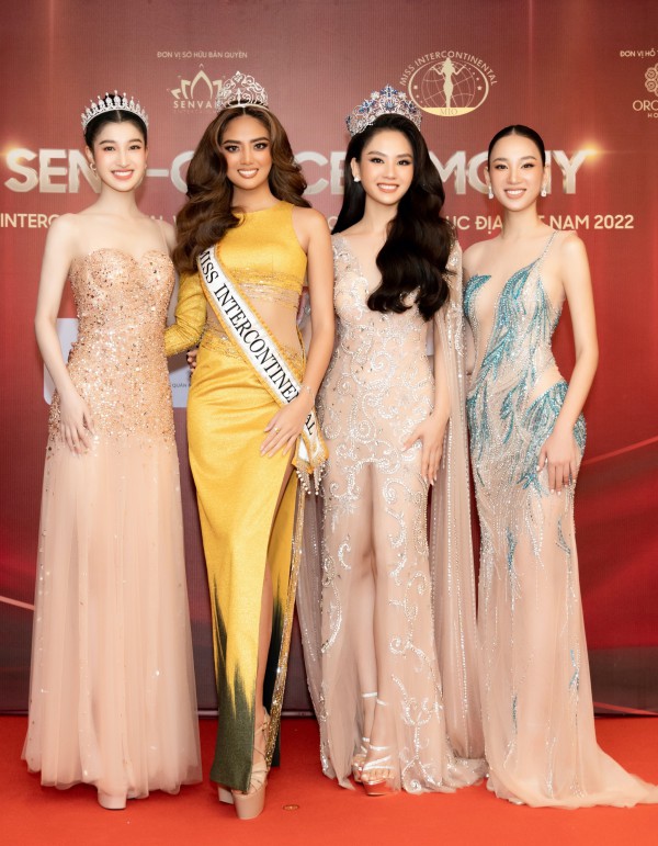 Dàn hoa hậu Việt và Miss Intercontinental lộng lẫy trao sash cho Bảo Ngọc thi quốc tế