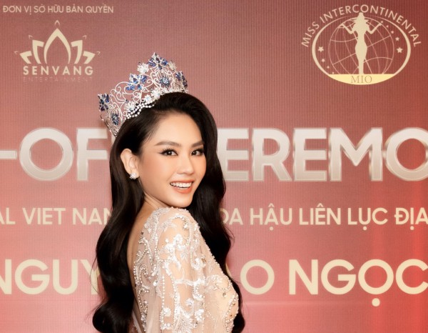 Dàn hoa hậu Việt và Miss Intercontinental lộng lẫy trao sash cho Bảo Ngọc thi quốc tế