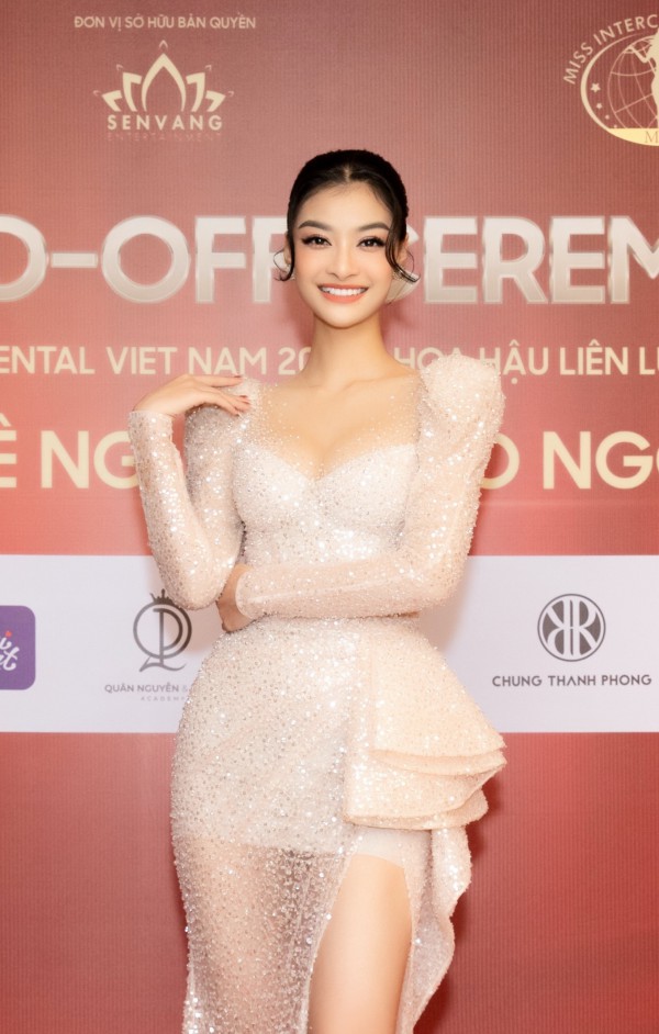 Dàn hoa hậu Việt và Miss Intercontinental lộng lẫy trao sash cho Bảo Ngọc thi quốc tế