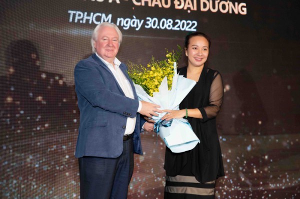 Nữ họa sĩ Văn Dương Thành tặng tranh gây quỹ trồng rừng