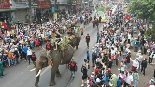 Voi thồ sầu riêng cùng du khách xuống phố trong lễ hội ở Đắk Lắk