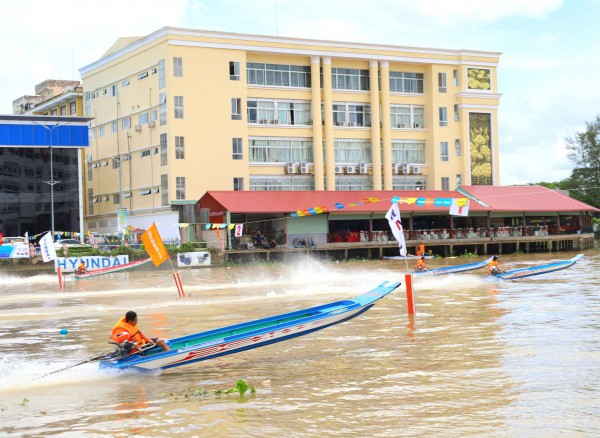 Gần 100 vận động viên là nông dân tranh tài cuộc đua vỏ lãi composite Gần 100 vận động viên là nông dân tranh tài cuộc đua vỏ lãi composite