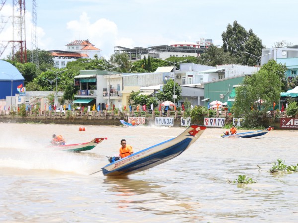 Gần 100 vận động viên là nông dân tranh tài cuộc đua vỏ lãi composite Gần 100 vận động viên là nông dân tranh tài cuộc đua vỏ lãi composite