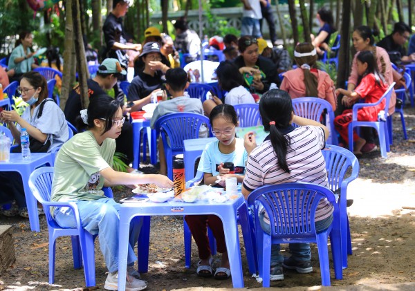 Đổ xô vào Thảo Cầm Viên cắm trại trong ngày cuối kỳ nghỉ