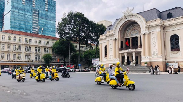 Ấn tượng dàn xe vespa chở khách quốc tế đi city tour TP.HCM, thăm phố lồng đèn