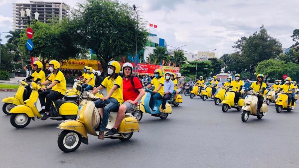 Ấn tượng dàn xe vespa chở khách quốc tế đi city tour TP.HCM, thăm phố lồng đèn