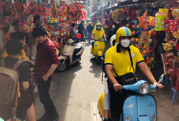 Ấn tượng dàn xe vespa chở khách quốc tế đi city tour TP.HCM, thăm phố lồng đèn