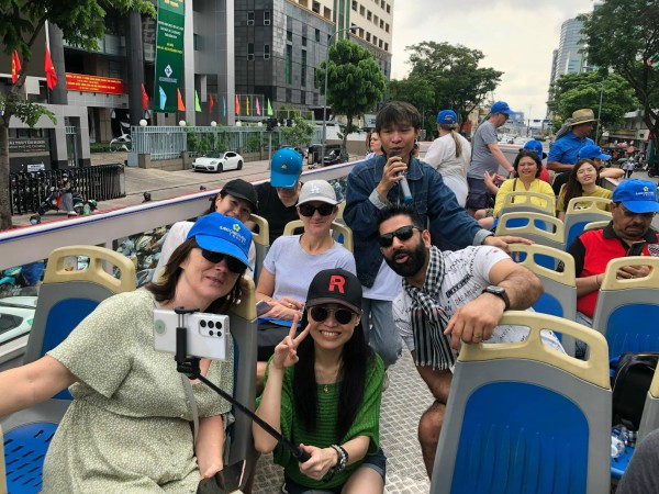 Ấn tượng dàn xe vespa chở khách quốc tế đi city tour TP.HCM, thăm phố lồng đèn