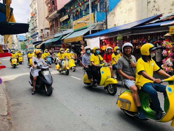 Ấn tượng dàn xe vespa chở khách quốc tế đi city tour TP.HCM, thăm phố lồng đèn