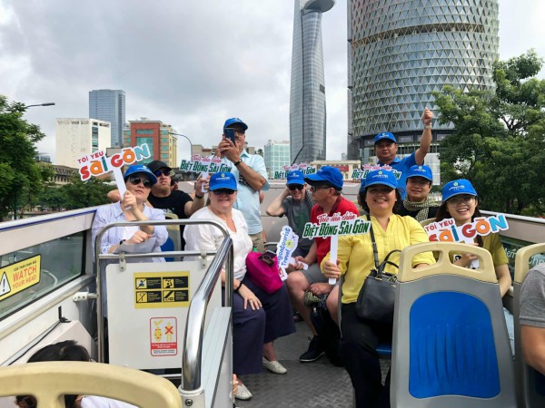 Ấn tượng dàn xe vespa chở khách quốc tế đi city tour TP.HCM, thăm phố lồng đèn