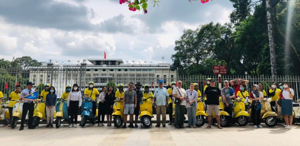 Ấn tượng dàn xe vespa chở khách quốc tế đi city tour TP.HCM, thăm phố lồng đèn