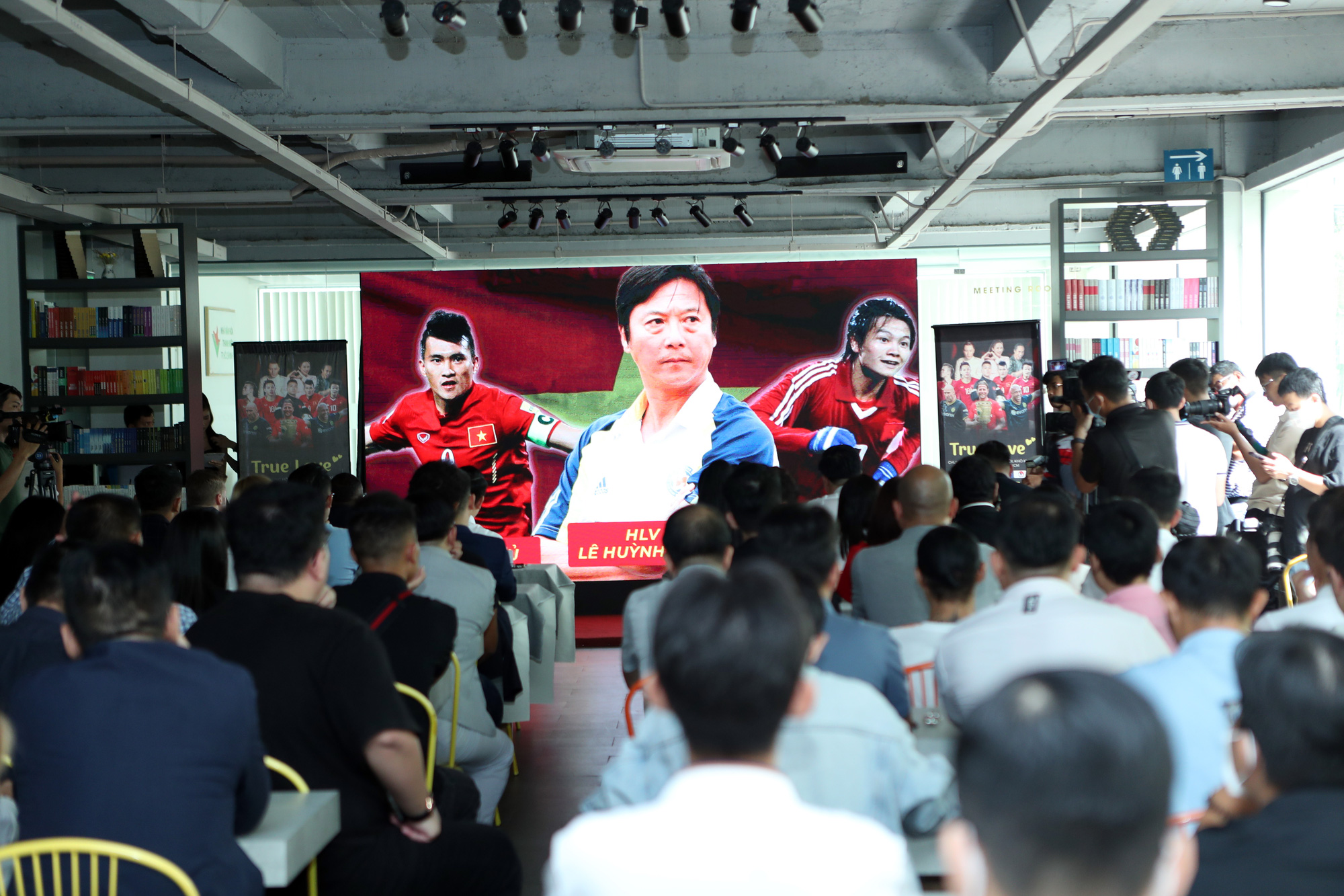 Borussia Dortmund giao hữu cùng các ngôi sao Việt Nam nhằm gây quỹ ủng hộ trẻ em tại TP.HCM