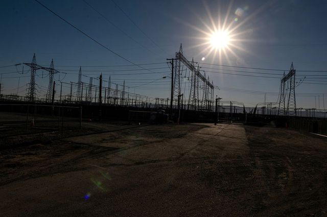 Hệ thống lưới điện California rủi ro quá tải do nhiệt độ tăng cao kỷ lục - Ảnh 2. Hệ thống lưới điện California rủi ro quá tải do nhiệt độ tăng cao kỷ lục - Ảnh 2.