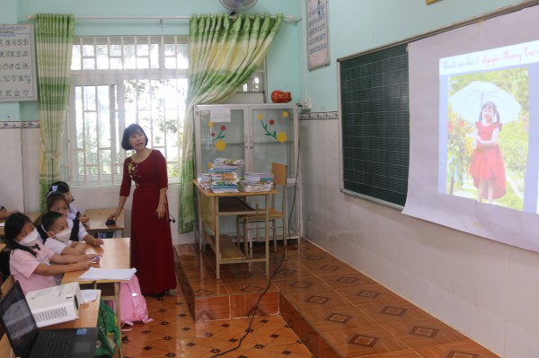 Dùng dằng chi phụ cấp cho giáo viên