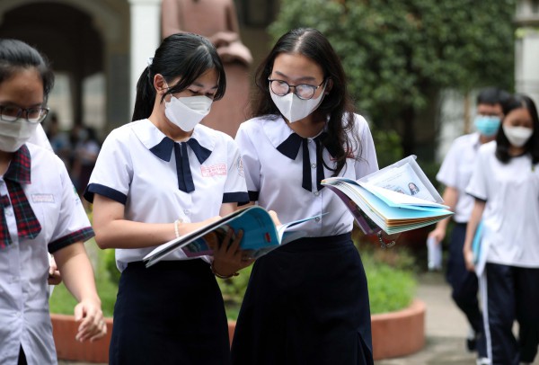 Tin tức giáo dục đặc biệt 7.9: Giáo viên bỗng dưng… mắc nợ