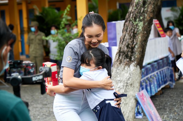 Sao Việt dự lễ khai giảng: Đỗ Hà - Ngọc Châu cực xinh, hội phụ huynh hào hứng đưa con đến trường!