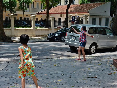 Khách Tây đúc kết những thứ trẻ con Việt Nam ai cũng thích: Nhiều điều vô cùng độc đáo - Ảnh 4.