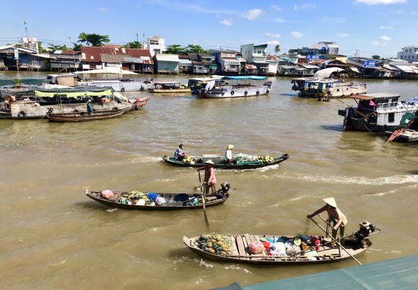 Nỗi lo rác nhựa ở hai điểm du lịch đông khách nhất Cần Thơ