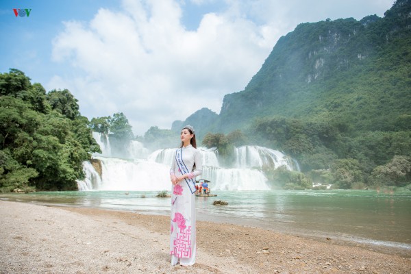 Lương Thùy Linh khoe sắc vóc với trang phục "Thác Bản Giốc" xẻ tà gợi cảm