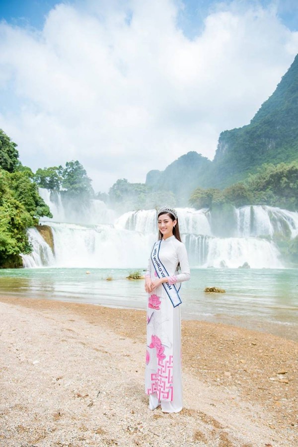 Lương Thùy Linh khoe sắc vóc với trang phục "Thác Bản Giốc" xẻ tà gợi cảm