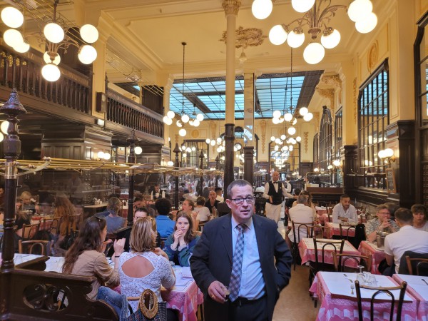 Đến Paris ăn ốc sên, gan ngỗng và ngắm tháp Eiffel