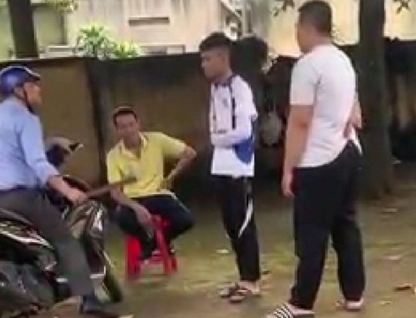 Xôn xao vụ việc thầy giáo dùng thước, nón bảo hiểm đánh vào đầu học sinh Xôn xao vụ việc thầy giáo dùng thước, nón bảo hiểm đánh vào đầu học sinh