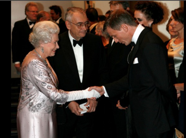 Sao thế giới thương tiếc Nữ hoàng Anh Elizabeth II