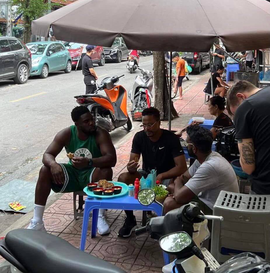 Patrice Evra ngồi ăn chả rươi vỉa hè ở Hà Nội