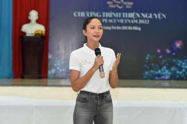 Hoa hậu H’Hen Niê tặng quà làng trẻ SOS Đà Nẵng dịp Trung thu