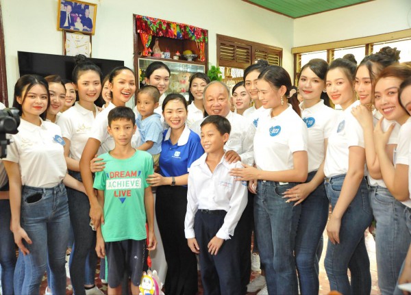 Hoa hậu H’Hen Niê tặng quà làng trẻ SOS Đà Nẵng dịp Trung thu