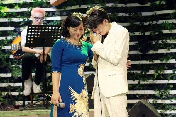 Quán quân Tài năng âm nhạc Việt 2022 bật khóc trong minishow đầu tay