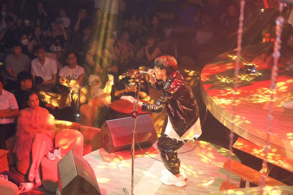 Quán quân Tài năng âm nhạc Việt 2022 bật khóc trong minishow đầu tay