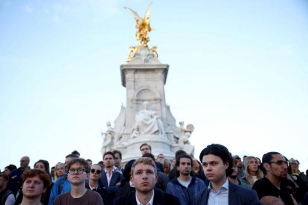 Người dân và Hoàng gia Anh tiếc thương Nữ hoàng Elizabeth II