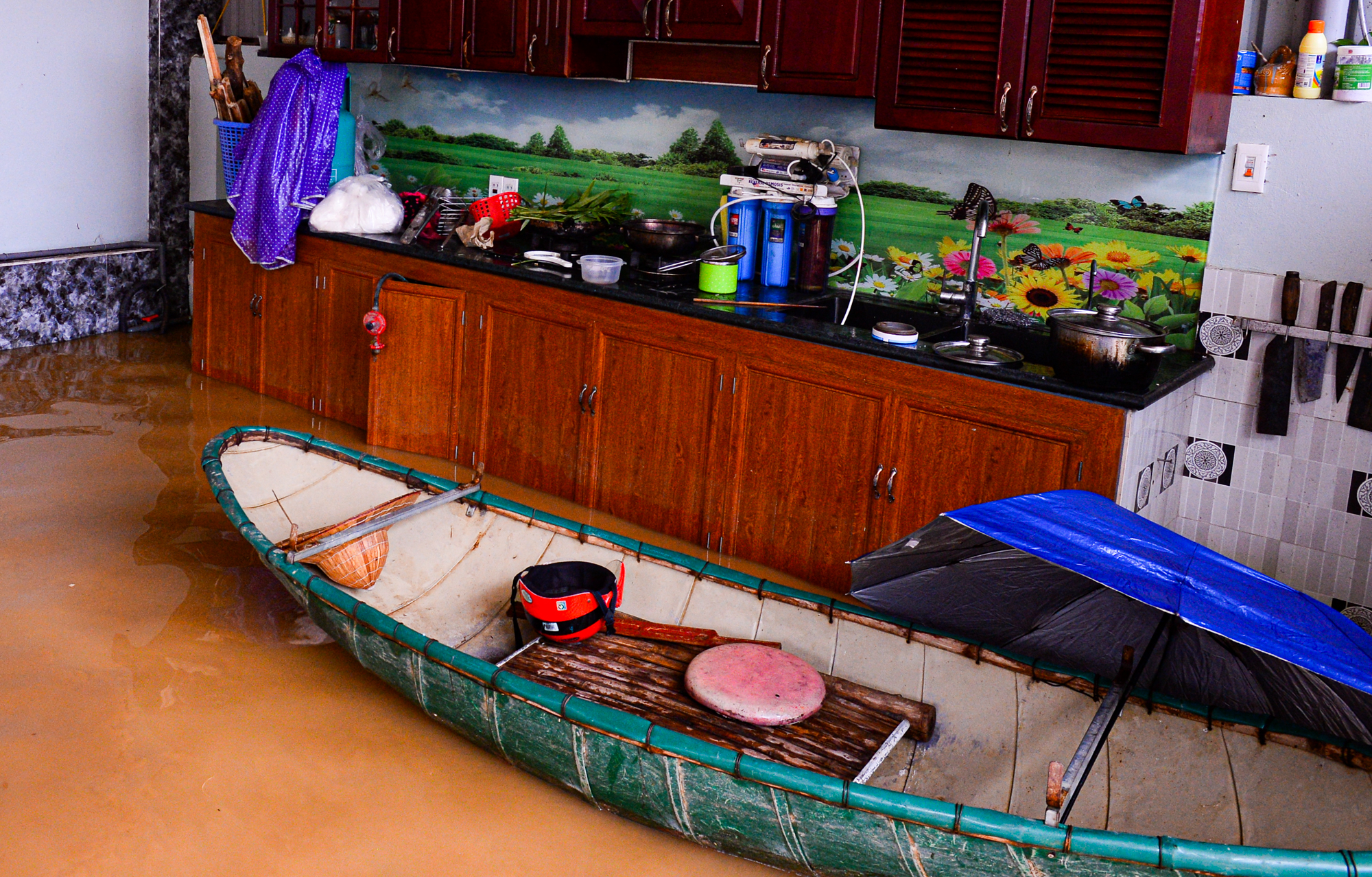 Người dân ngoại thành Hà Nội bì bõm trong nước lũ sau cơn mưa lớn: "Nước lũ lên nhanh quá, chúng tôi chạy đồ không kịp" - Ảnh 10.