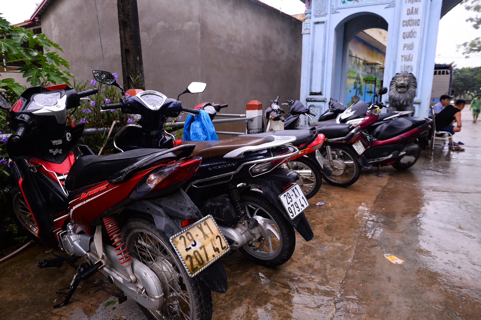 Người dân ngoại thành Hà Nội bì bõm trong nước lũ sau cơn mưa lớn: "Nước lũ lên nhanh quá, chúng tôi chạy đồ không kịp" - Ảnh 14.