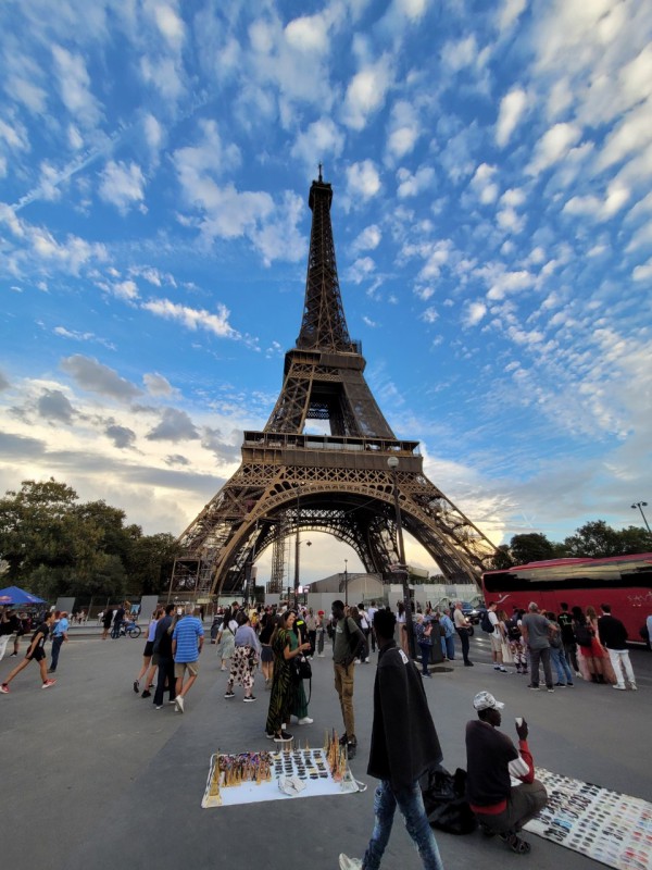 Có một Paris không hoa lệ