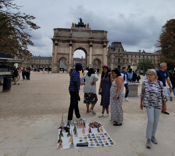 Có một Paris không hoa lệ