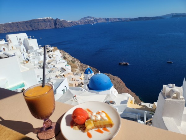 Ngủ nhà hang giá ngàn USD ở đảo thiên đường Santorini