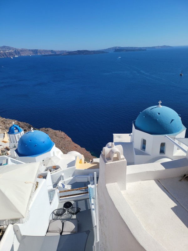 Ngủ nhà hang giá ngàn USD ở đảo thiên đường Santorini